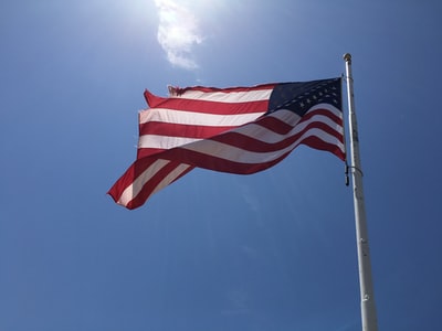 蓝天下美国国旗的低角度摄影